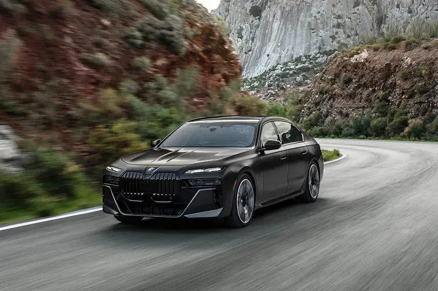 bmw-7-series-exterior-image-164-4.webp