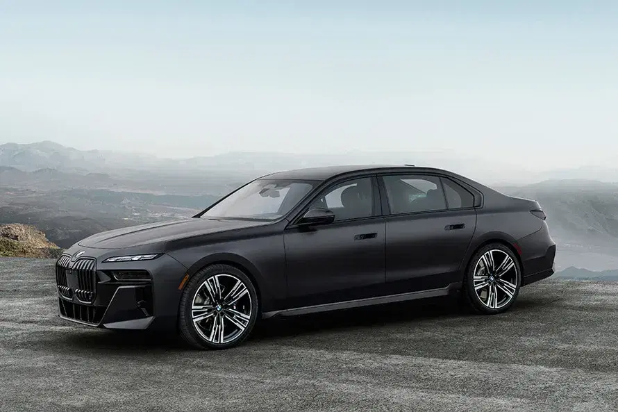bmw-7-series-exterior-image-165-5.webp