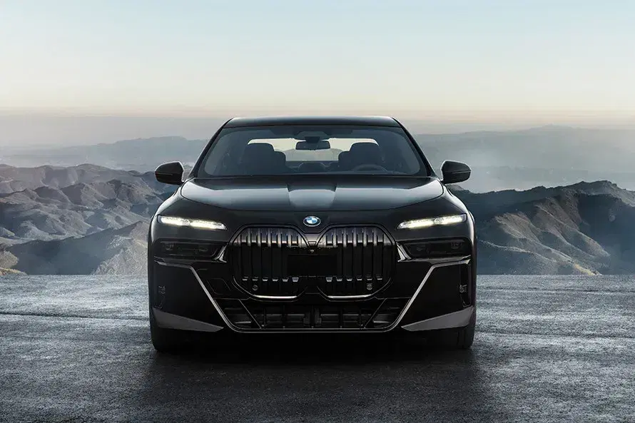 bmw-7-series-front-view-118-2.webp