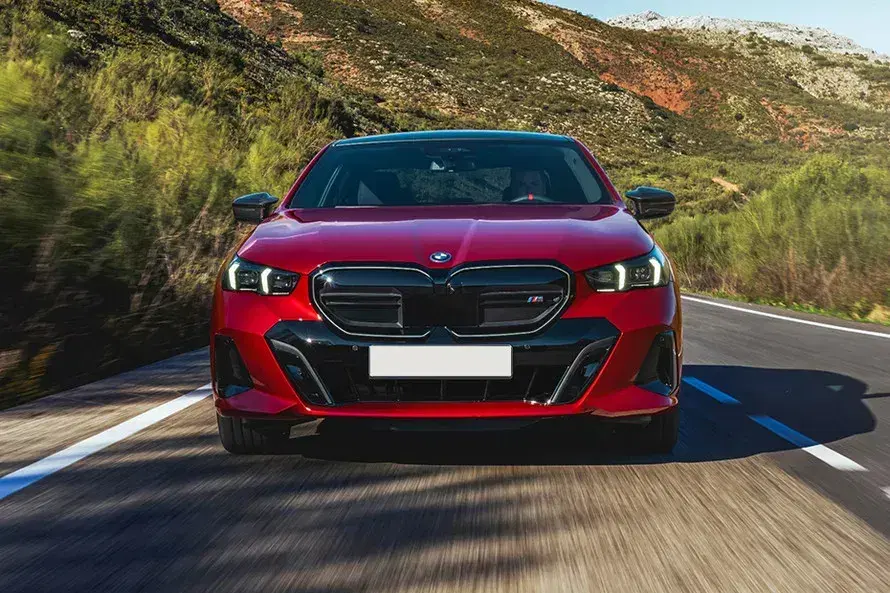 bmw-i5-front-view-118-2.webp
