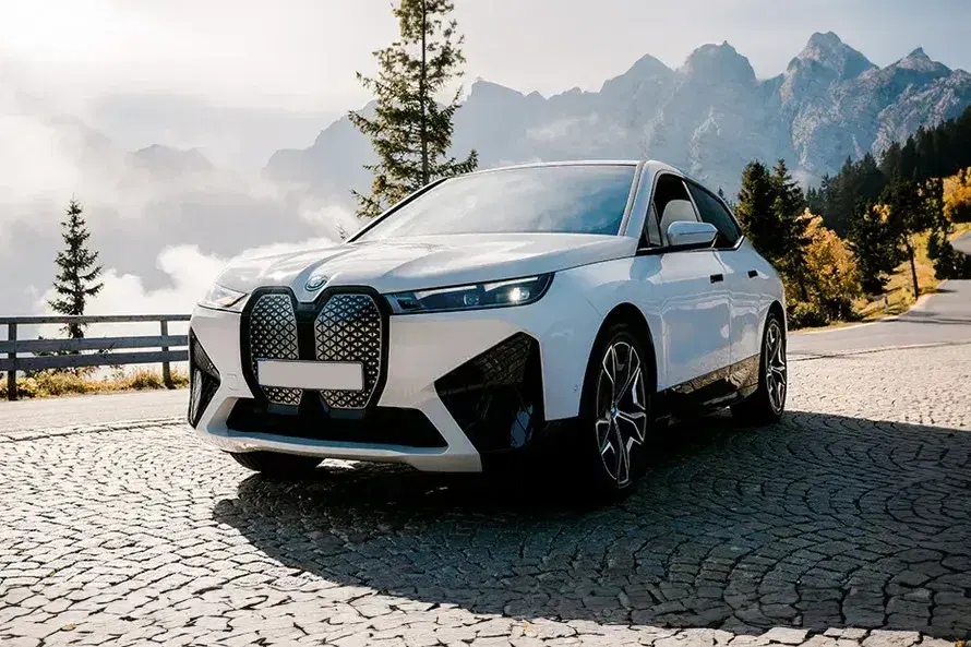 BMW iX image 1