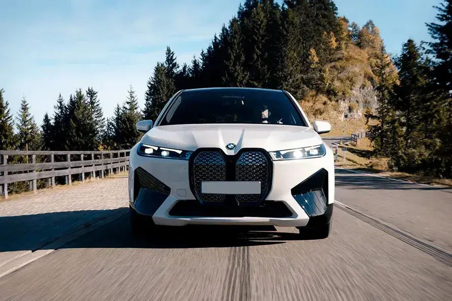 BMW iX image 2