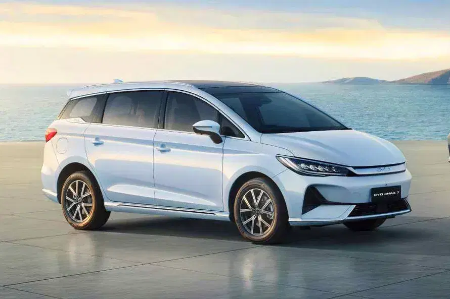 BYD eMAX 7 image 1