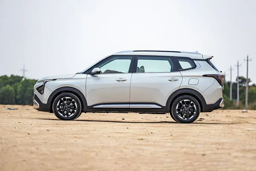 kia-carens-clavis-side-view-left-90-3.webp