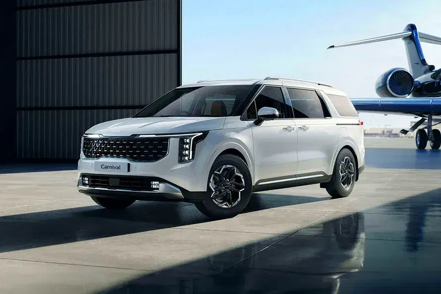 KIA Carnival image 1