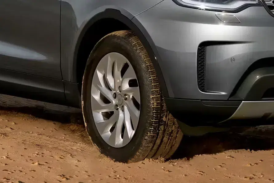 Land Rover Discovery image 4