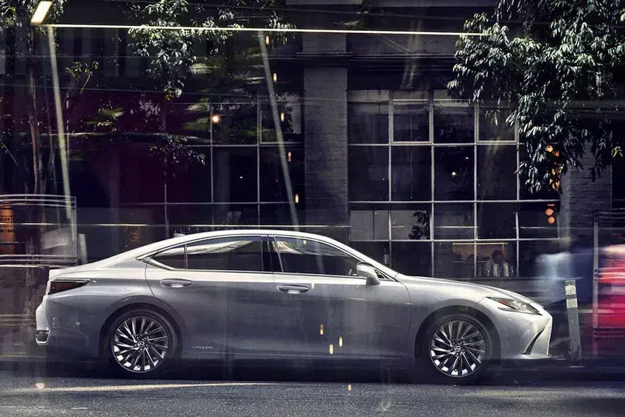 Lexus ES Electric image 5