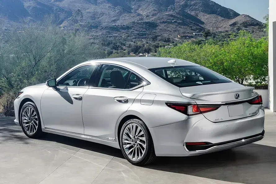 Lexus ES Electric image 3