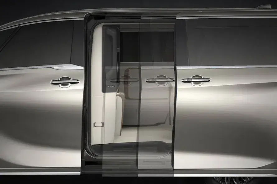 Lexus LM image 5