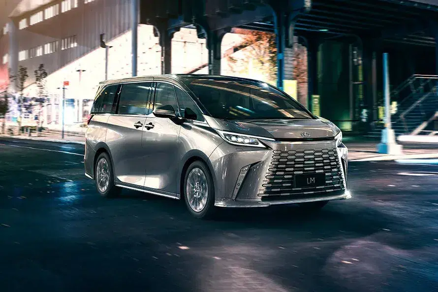 Lexus LM image 1