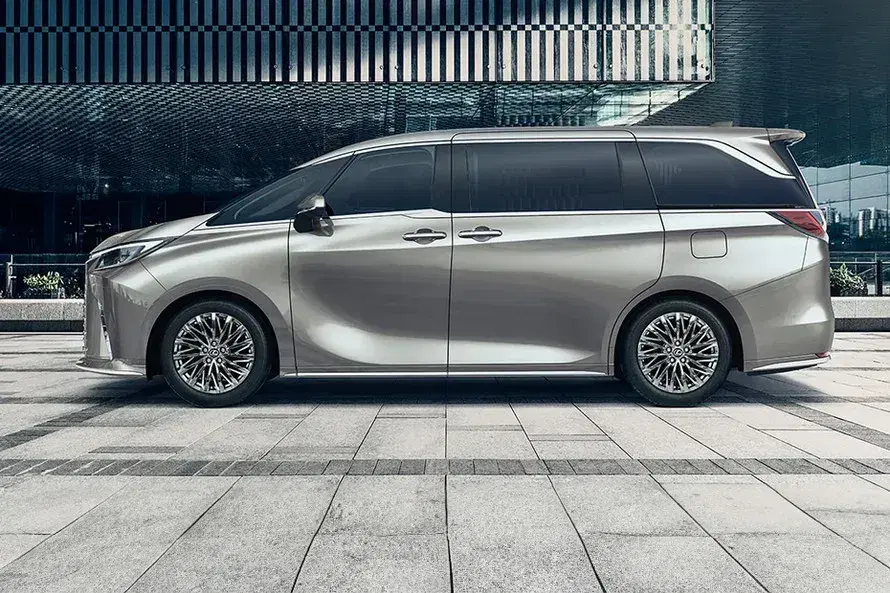 Lexus LM image 2