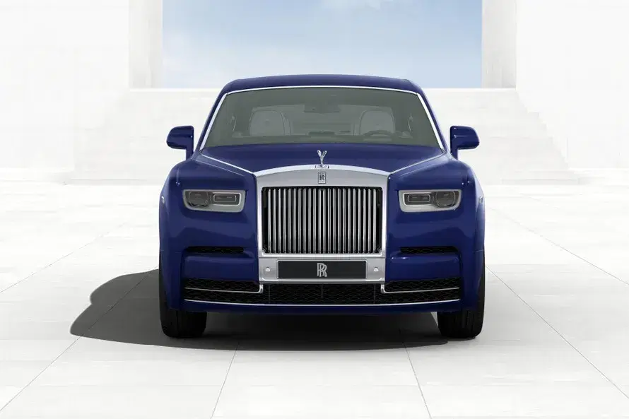 rolls-royce-phantom-front-view-118-2.webp