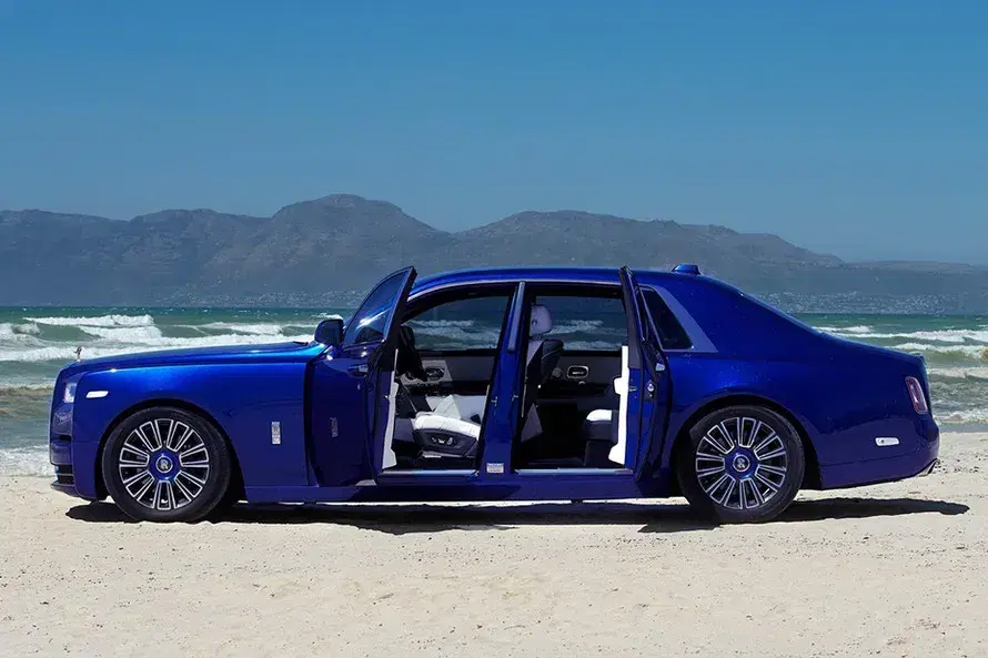 rolls-royce-phantom-side-view-left-90-3.webp