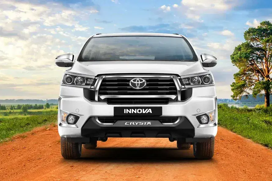 toyota-innova-crysta-front-view-118-2.webp