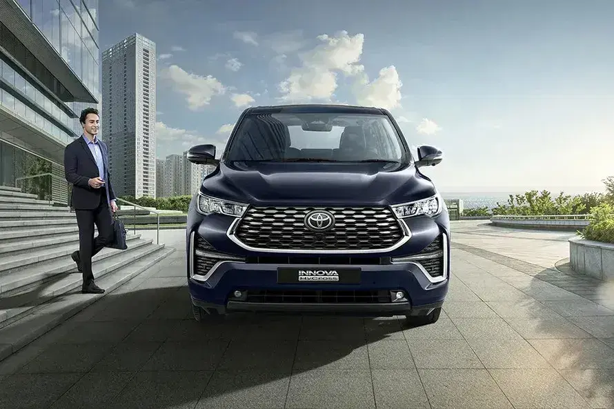 toyota-innova-hycross-front-view-118-2.webp