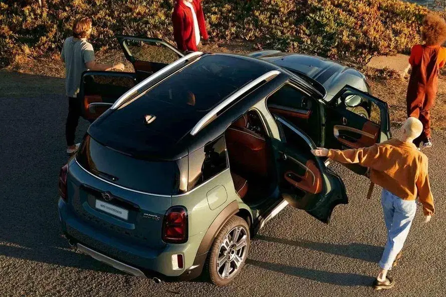 mini-cooper-countryman-perspective-view-doors-open-145-5.webp