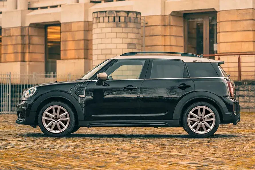 mini-cooper-countryman-side-view-left-90-2.webp